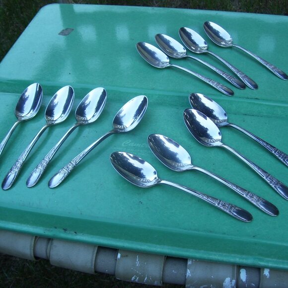 12 VINTAGE SILVERPLATE Wallace SWEETHEART Teaspoons Silverplate 1946 NICE - Picture 1 of 3
